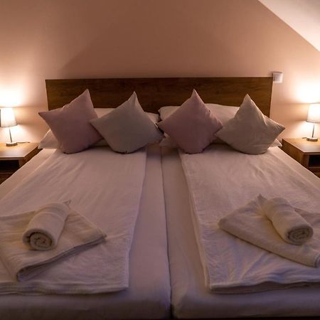 Rozsa Etterem & Panzio Bed & Breakfast Печ Екстериор снимка