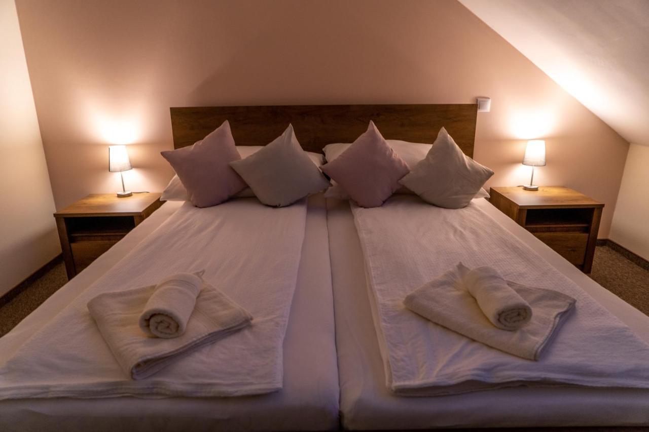 Rozsa Etterem & Panzio Bed & Breakfast Печ Екстериор снимка